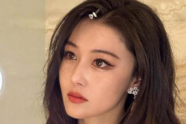 张馨予八字揭秘：她的命运到底如何影响了她的成功
