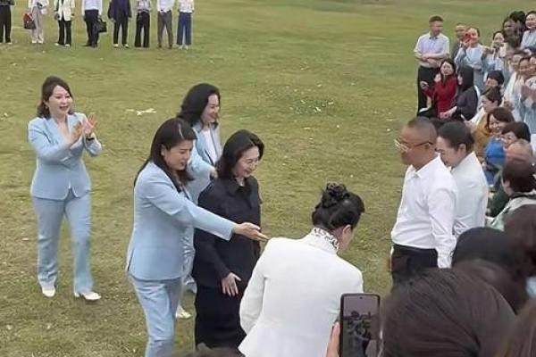 何超琼生辰八字暗藏大秘密,她的成功从这里看出端倪 何超琼生辰八字暗藏大秘密,她的成功从这里看出端倪